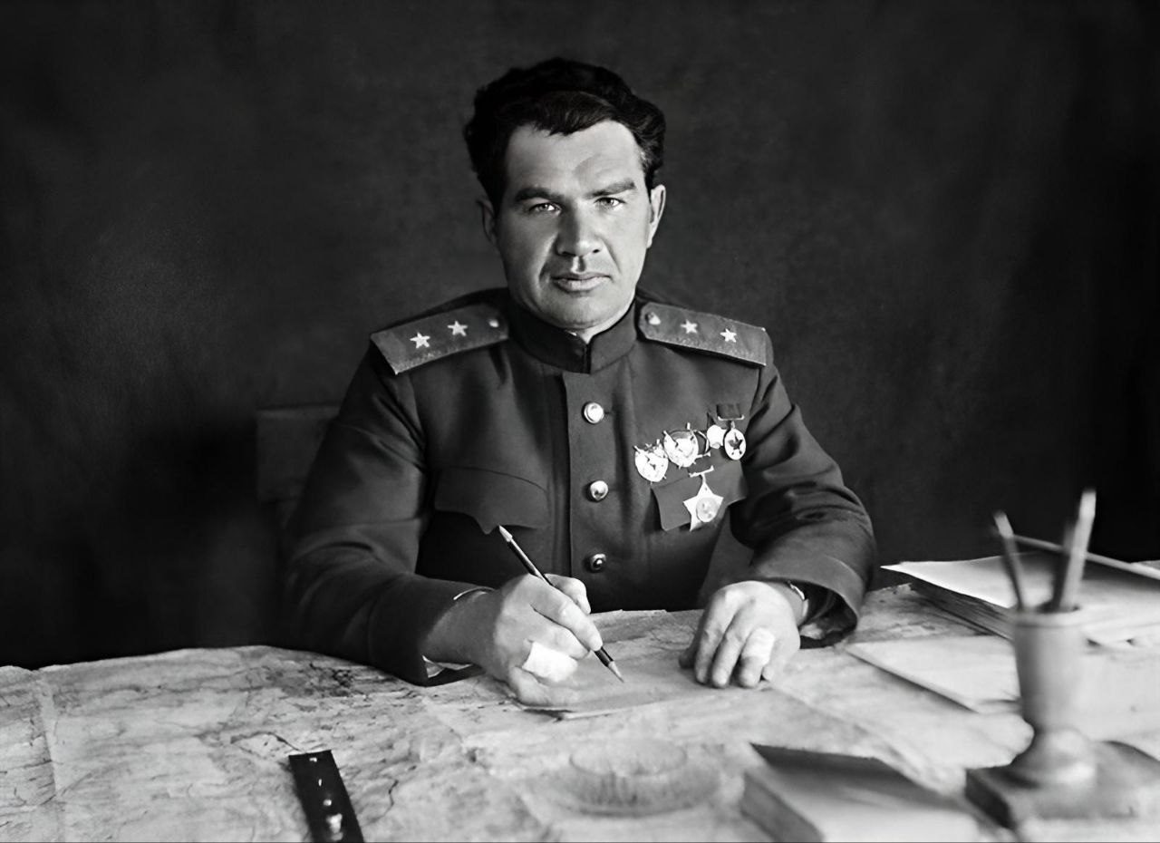 Командующий сталинградским фронтом в 1942. Чуйков Маршал советского Союза.