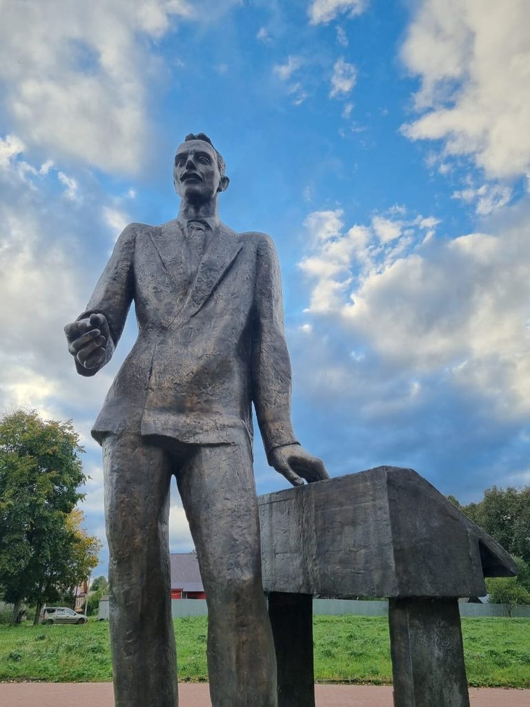 Памятник учителю